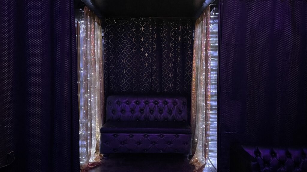 Cozy Booth For Couple or 3 people MAX